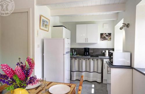La Chapelle-en-Lafaye Apartment | Charmant gîte en pierres avec terrasse et barbecue, idéal pour 4 pers., animaux admis - FR-1-496-59