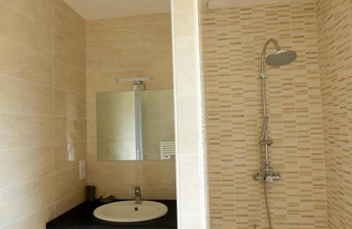 Saint-Remy-en-Rollat House | Charmant gîte à Saint-Rémy-en-Rollat avec terrasse et animaux acceptés - FR-1-489-492