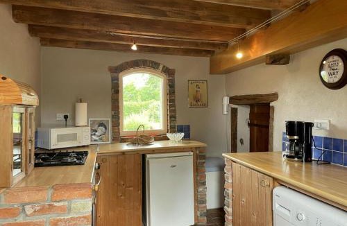 Lurcy-Levis House | Charmant gîte à Lurcy-Lévis avec climatisation et jardin - FR-1-489-580