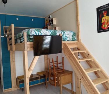 Equeurdreville-Hainneville Apartment | CHARMANT STUDIO à 2 pas de NAVAL GROUP au coeur d une rue commerçante