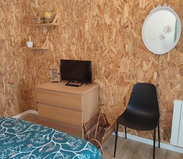 Salles House | Charmant Studio avec Parking dans quartier calme