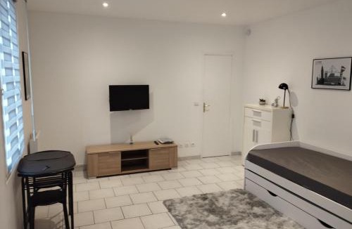 Saint-Charles du Port Apartment | charmant studio canapé lit Netflix bein sport wifi