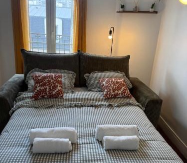 Clichy Apartment | Charmant studio parisien