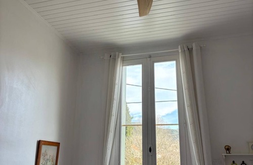 Quillan House | Charming 2 bed 2 bathroom house, secluded garden, sunny terrace, parking, wifi.