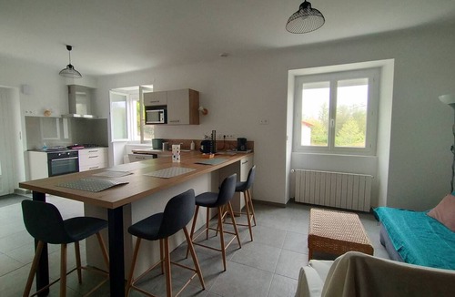 Larressore Apartment | Charming 2-Bedroom Apartment in Larressore with Terrace, Fully Equipped Kitchen, and WiFi