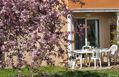 Prayssac House | Charming 2-bedroom house in serene Prayssac with swimming Pool