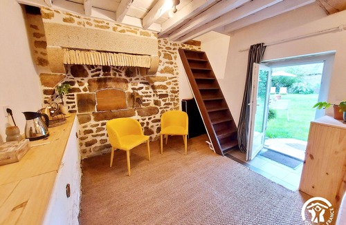 Montenay Cottage | Charming 2-Person Cottage with Garden & Shared Amenities in Montenay
