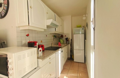 La Jetee Apartment | Charming 2BR apt with AC, 170m from beach, sleeps 6, parking