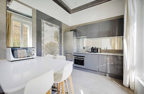 Champs-Elysees Apartment | Charming 2BR/4P - Georges V/Champs-Ã‰lysÃ©es