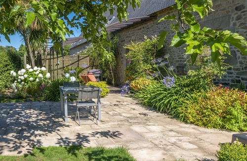 Kervignac House | Charming 3-Bed Stone Cottage with Pool & Garden near Beaches