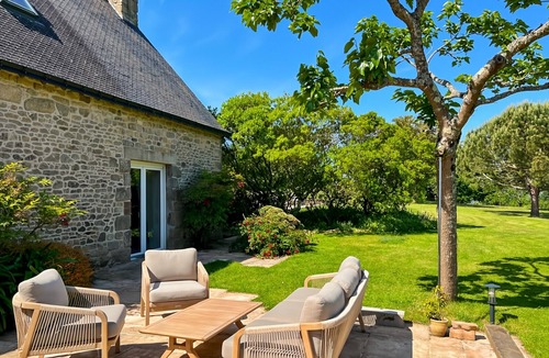 Kervignac House | Charming 3-Bed Stone Cottage with Pool & Garden near Beaches