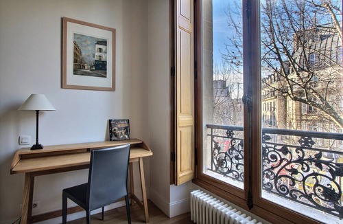 Quartier de la Monnaie Apartment | Charming and quiet 2 BD 2 BTH near Notre Dame, insurance included