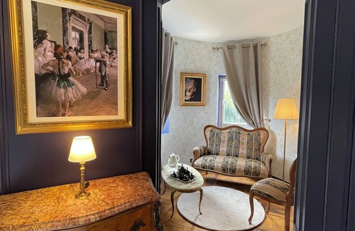 Saint-Genest-Lerpt Bed & Breakfast | Charming bed and breakfast in a château with breakfast included