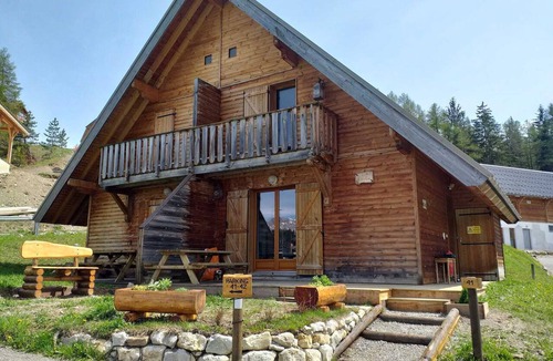 La Joue du Loup Ski Chalet | Charming Chalet in Les Flocons du Soleil Residence, La Joue du Loup
