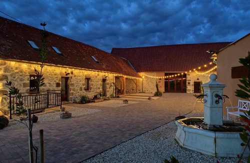 Montaigu-le-Blin Cottage | Charming chalet with spa and wood stove, near activities