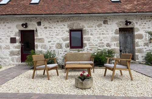 Montaigu-le-Blin Cottage | Charming chalet with spa and wood stove, near activities