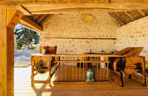 Montaigu-le-Blin Cottage | Charming chalet with spa and wood stove, near activities