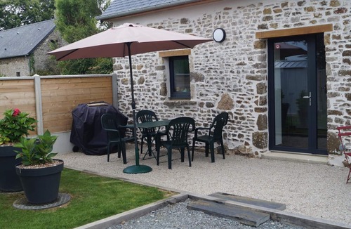 Portbail Cottage | Charming cottage on hillside - Private garden, parking