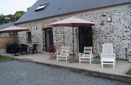 Portbail Cottage | Charming cottage on hillside - Private garden, parking