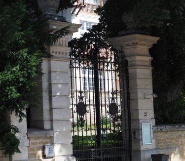 Mont-Saint-Jean House | Charming Cottage in Chateau les Roches gardens