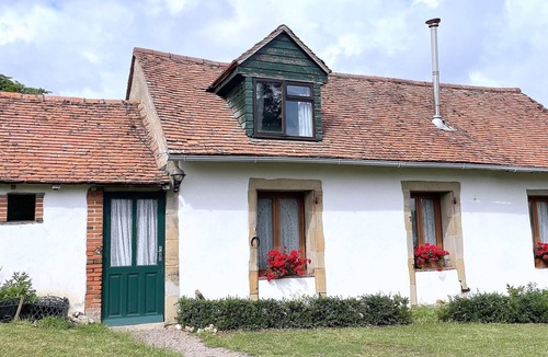 Lurcy-Levis Cottage | Charming cottage in Lurcy-Lévis with air conditioning and garden