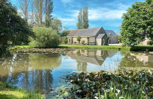 Saint-Lo-d'Ourville Cottage | Charming cottage in Portbail, shared garden and private terrace