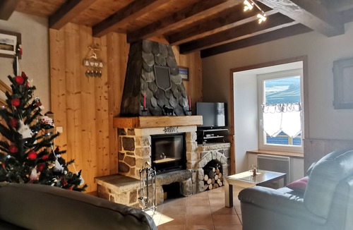 Les Estables Cottage | Charming Cottage with Terrace, Near Nature Activities and Heritage Sites