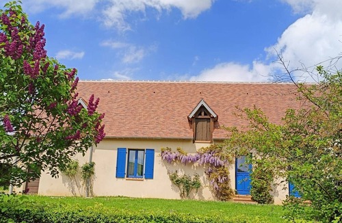 Sury-en-Vaux Cottage | Charming Cottage with Vineyard Views, WiFi, BBQ, and Bike Storage in Sury-en-Vaux