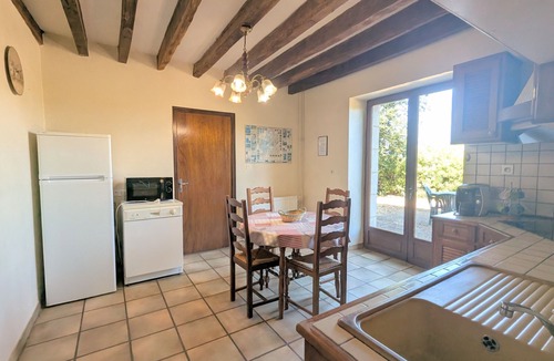 Arthon Cottage | *Charming Countryside House with Garden & Near River, Sleeps 10*