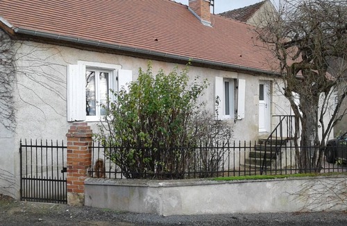 Brout-Vernet Cottage | Charming cozy home in the heart of Bourbonnais, pets welcome