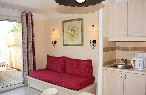 Rouret House | Charming Duplex House for 6 with Terrace, WiFi, Pet-Friendly - Grospierres