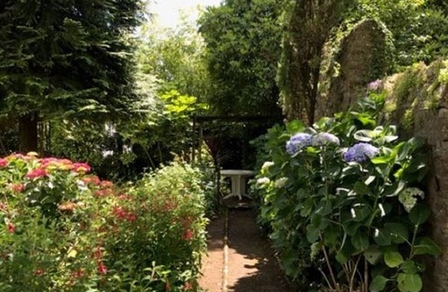 Rosporden House | Charming family home with stone walled garden