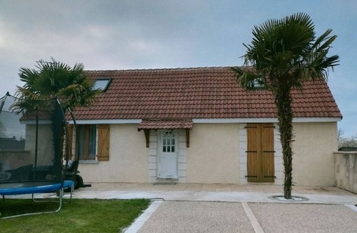Chateauroux House | Charming Family House with Swimming Pool and Jacuzzi