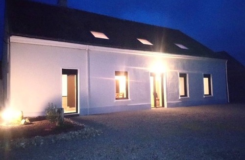 Savigne-lʼEveque Cottage | Charming Farmhouse: Pool, Kids' Zone, Modern Amenities, Close to Le Mans & Nature
