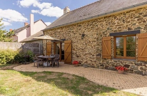 Les Touches Cottage | Charming Farmhouse Getaway with Modern Amenities, Near Lake Vioreau
