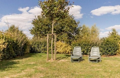 Les Touches Cottage | Charming Farmhouse Getaway with Modern Amenities, Near Lake Vioreau