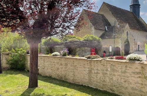 Mezieres-sur-Ponthouin Cottage | Charming Riverside Mill - Pets Allowed