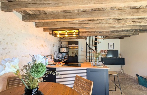 Saint-Cyran-du-Jambot Cottage | Charming cottage in Berry with terrace and Nordic bath