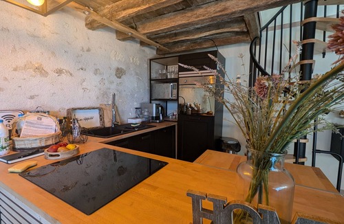 Saint-Cyran-du-Jambot Cottage | Charming cottage in Berry with terrace and Nordic bath