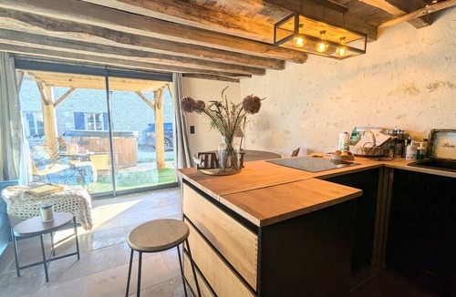 Saint-Cyran-du-Jambot Cottage | Charming cottage in Berry with terrace and Nordic bath