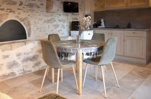 Saint-Jean-de-Laur House | Charming gîte in stones