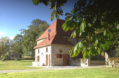Peyrat-la-Noniere Cottage | Charming gîte 4 épis Peyrat La Nonière on estate with castle and pond