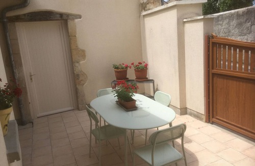 Dun-sur-Auron Cottage | Charming Gîte in Dun-sur-Auron: 3BR, Close to Shops, Cozy Courtyard, Garage Included