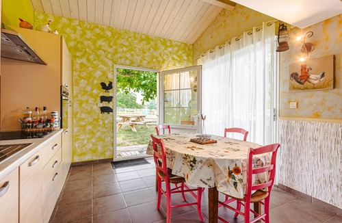 Landrais House | Charming Gîte Egaux De Chambon with Shared Pool, Wi-Fi, and Air Conditioning