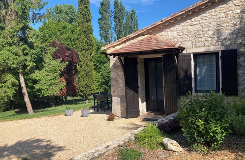 Monflanquin House | Charming gîte for 4 people with view of Monflanquin, swimming pool, peaceful setting