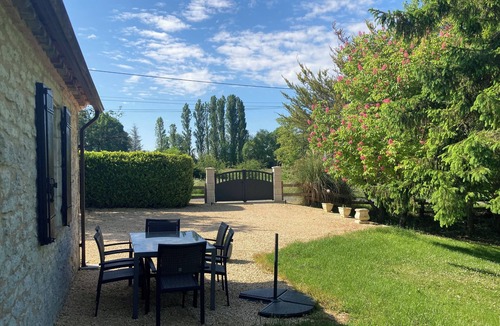Monflanquin House | Charming gîte for 4 people with view of Monflanquin, swimming pool, peaceful setting