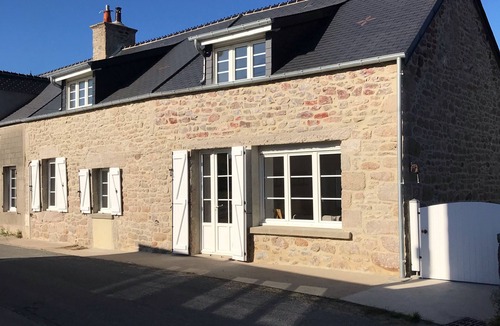 Reville House | Charming granite house near the sea
