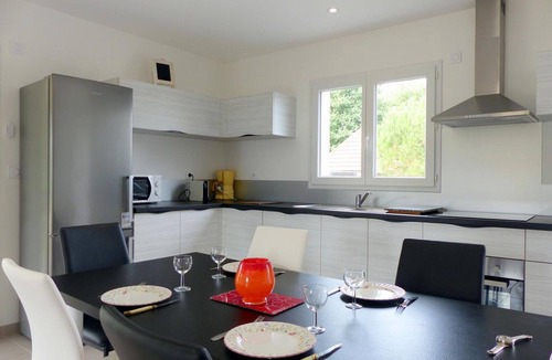 Saint-Remy-en-Rollat Cottage | Charming house in Saint-Rémy-en-Rollat with terrace and pets allowed