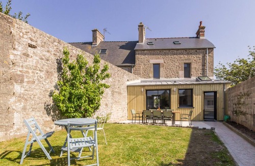 Gatteville-le-Phare Cottage | Charming house in Barfleur with enclosed garden