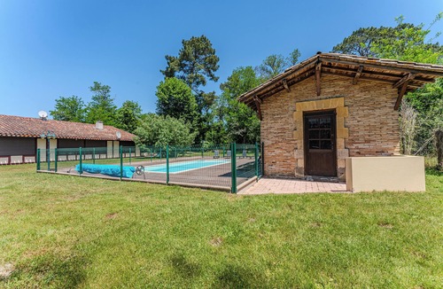 Salles House | Charming House with Heated, Secured Pool & Ideal Setting for Family and Friends